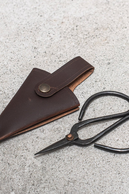 Mini scissors in leather pouch